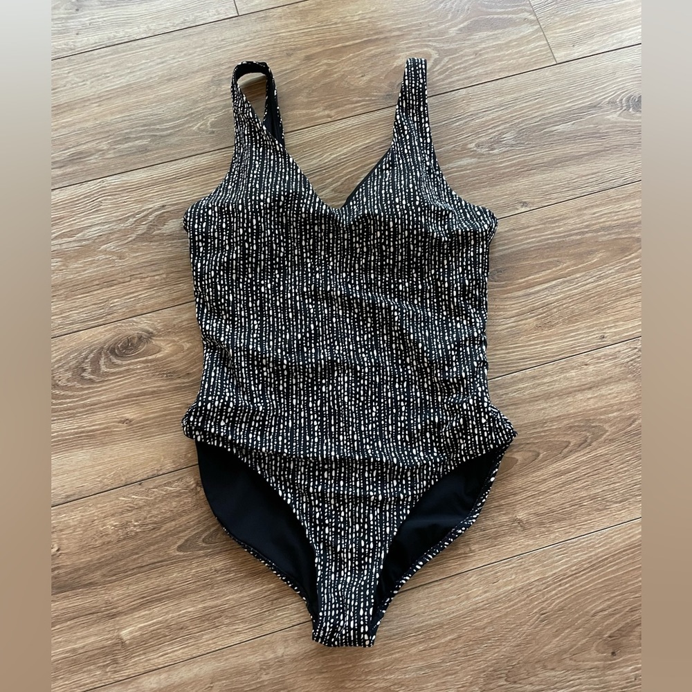 Athleta size large 1 piece.